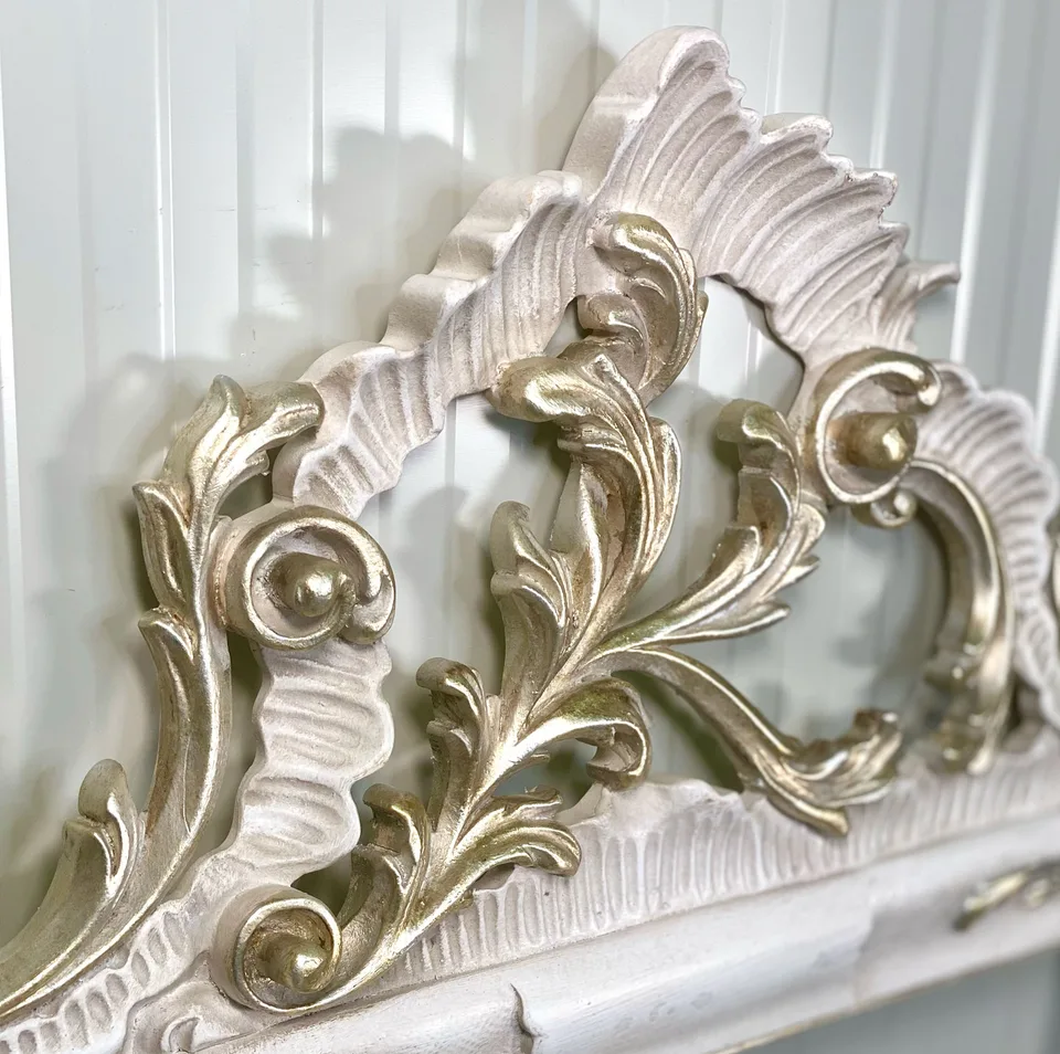 Mecca-finished silver leaf decoration